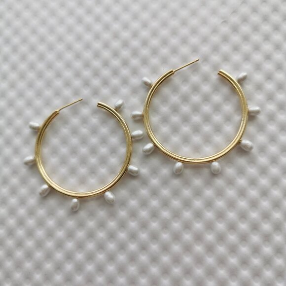 Kendra Scott White Pearl Leighton Gold Hoop Earrings NEW WITH POUCH - Picture 2 of 4